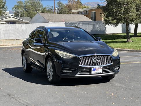 Used 2017 INFINITI QX30 Premium w/ Navigation Package FWD image 2