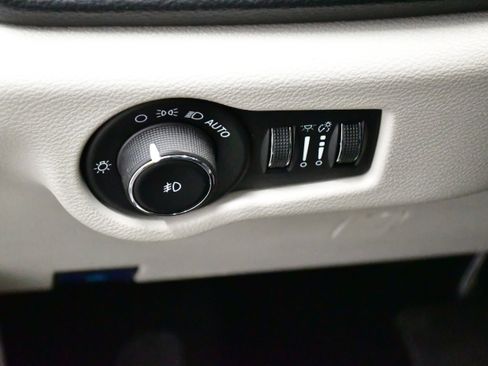 Used 2024 Chrysler Pacifica Limited FWD image 13