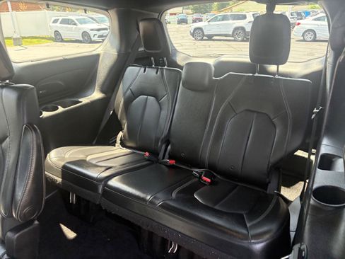 Used 2018 Chrysler Pacifica Touring-L Plus w/ S Appearance Package FWD image 11