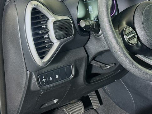 Used 2025 Kia Soul LX w/ LX Technology Package FWD image 17