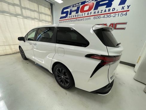 Used 2025 Toyota Sienna XSE image 7