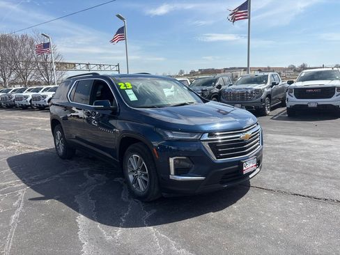Used 2023 Chevrolet Traverse LT image 3