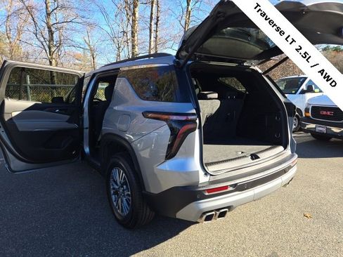 Used 2025 Chevrolet Traverse LT image 13