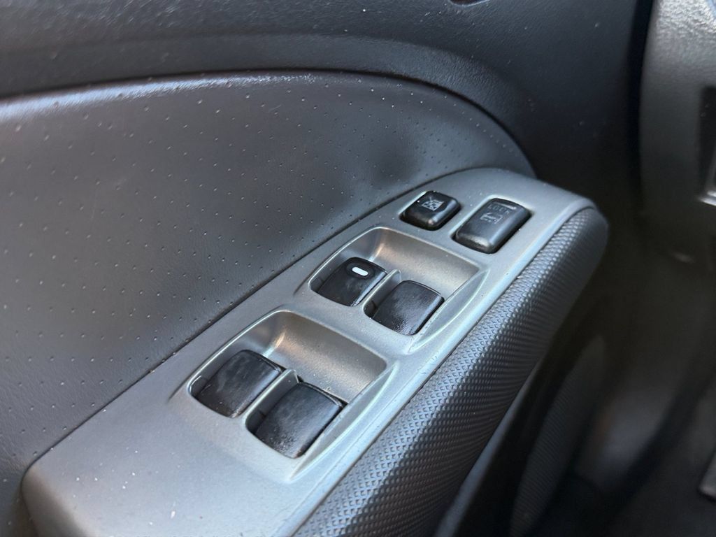Used 2004 Mitsubishi Outlander XLS FWD image 20