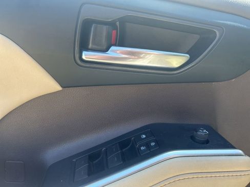 Used 2021 Toyota Highlander XLE AWD/4WD image 12