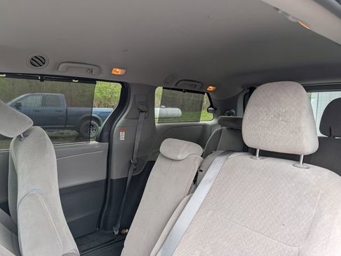 Used 2016 Toyota Sienna LE FWD image 4
