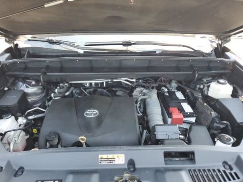 Used 2022 Toyota Highlander XLE AWD/4WD image 11