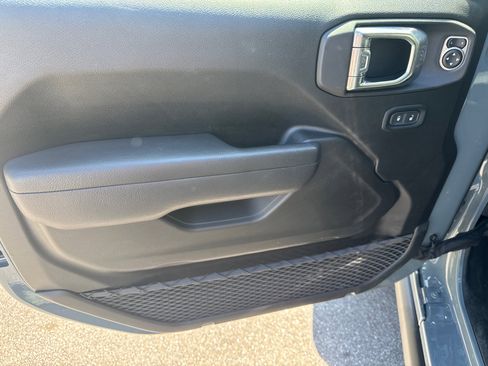 Used 2025 Jeep Wrangler Willys AWD/4WD image 11