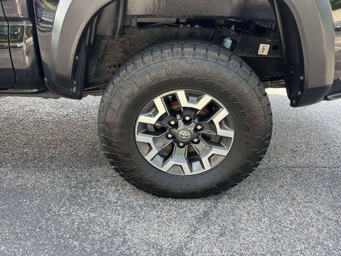 Used 2018 Toyota Tacoma TRD Off-Road AWD/4WD image 11