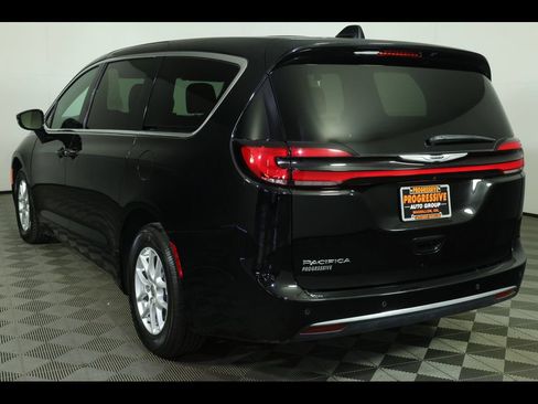 Used 2025 Chrysler Pacifica Select FWD image 17