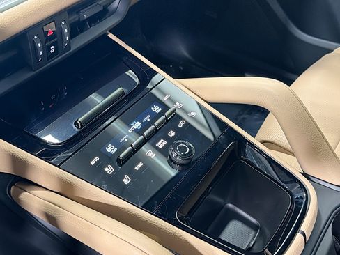 Certified 2025 Porsche Cayenne image 28