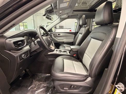 Used 2024 Ford Explorer XLT w/ XLT Sport Appearance Package AWD/4WD image 26