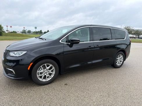 Used 2024 Chrysler Pacifica Touring-L FWD image 1