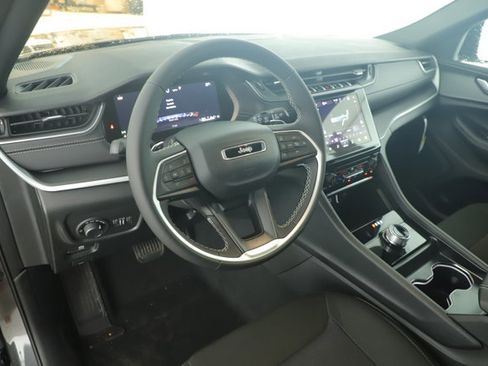 New 2025 Jeep Grand Cherokee Laredo image 11