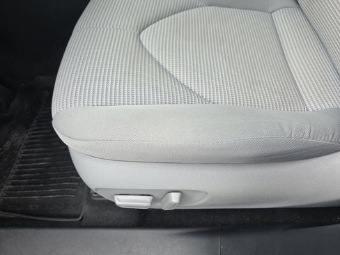 Used 2023 Toyota Highlander LE AWD/4WD image 16