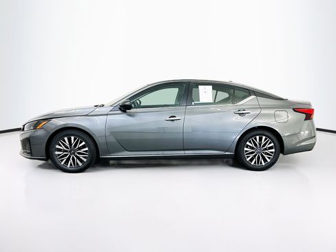 Used 2025 Nissan Altima 2.5 SV FWD image 4