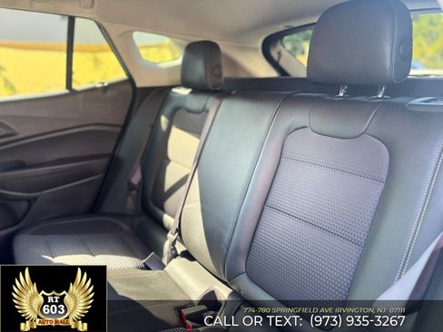Used 2025 Chevrolet Trax LT FWD image 9