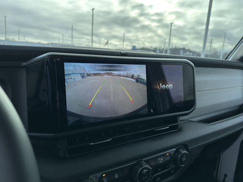 Used 2025 Jeep Wrangler Sahara image 29