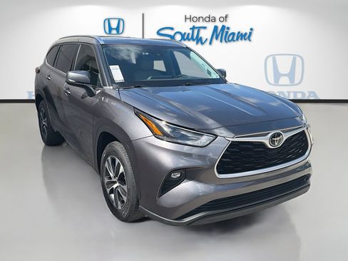 Used 2021 Toyota Highlander XLE FWD image 1