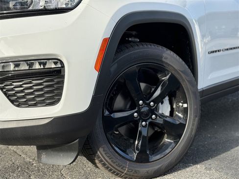 New 2024 Jeep Grand Cherokee Limited w/ Black Appearance Package image 10