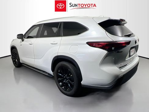 Used 2023 Toyota Highlander XLE FWD image 6