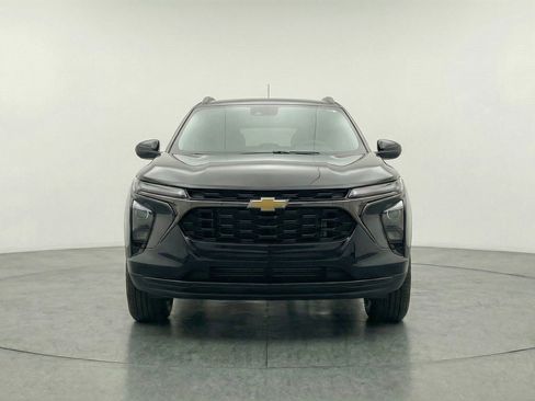 Used 2025 Chevrolet Trax LT FWD image 2