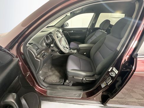 Used 2013 Kia Sorento LX w/ Convenience Pkg FWD image 13
