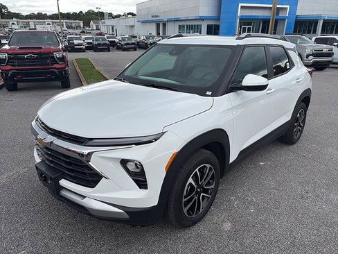 Used 2026 Chevrolet TrailBlazer LT w/ LT Cold Weather Package FWD image 2
