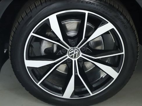Certified 2022 Volkswagen Tiguan SEL R-Line image 40