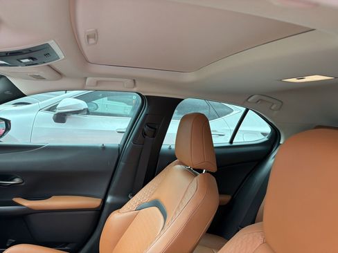 Used 2019 Lexus UX 200 w/ Accessory Package FWD image 9