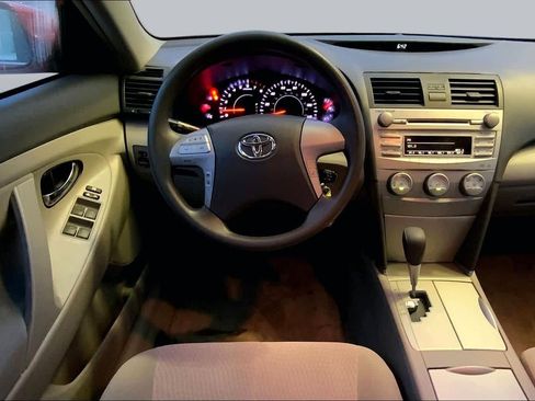 Used 2010 Toyota Camry LE FWD image 5