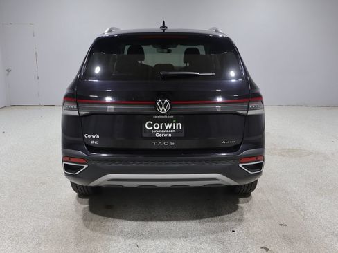 Used 2025 Volkswagen Taos SE AWD/4WD image 3
