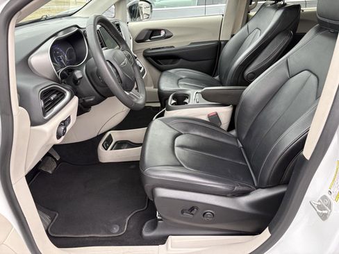 Used 2024 Chrysler Pacifica Touring-L image 4