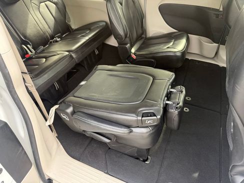 Used 2023 Chrysler Pacifica Touring-L FWD image 54