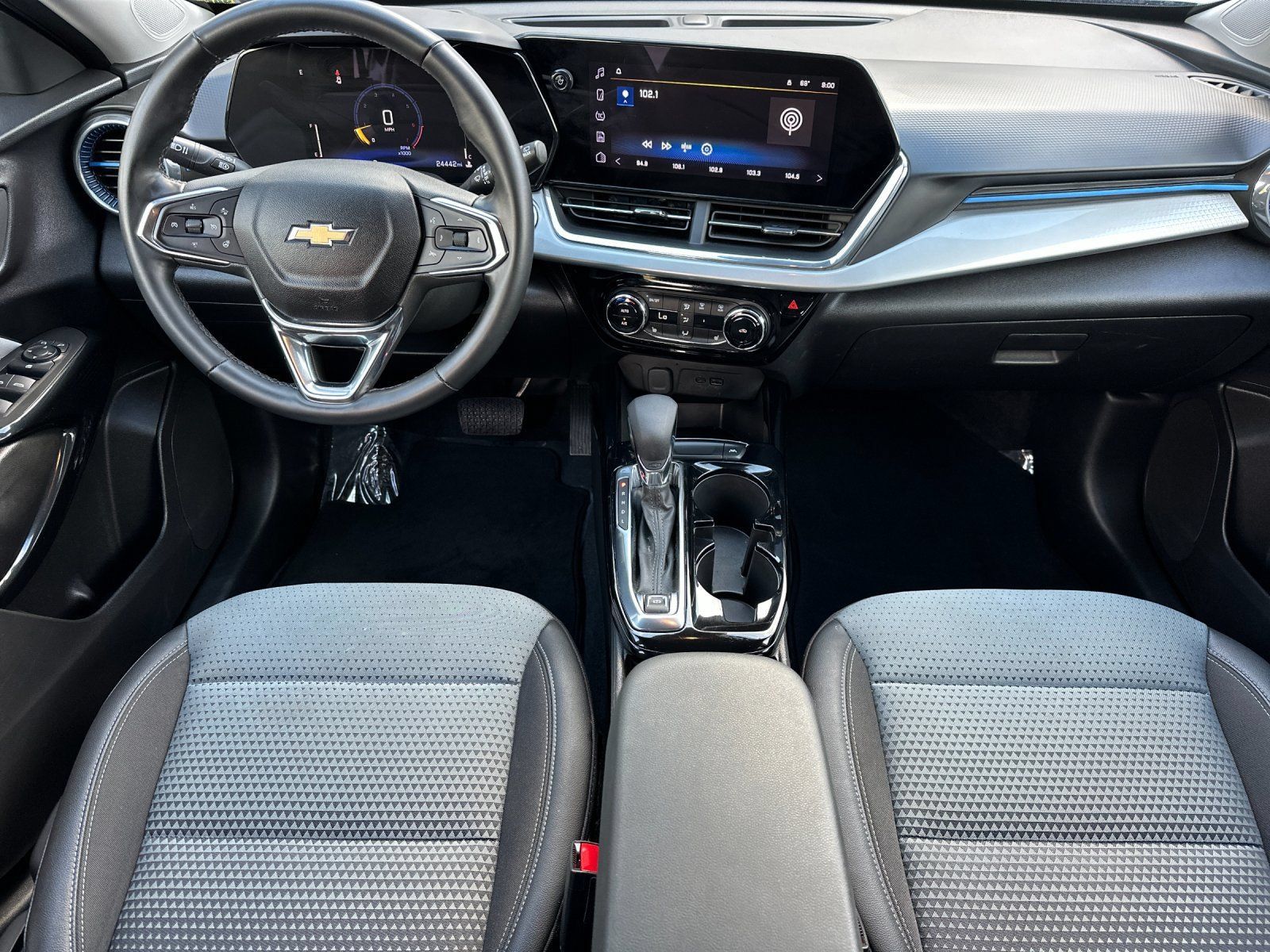 Used 2025 Chevrolet Trax LT w/ LT Convenience Package FWD image 12