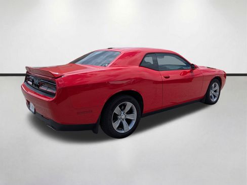 Used 2019 Dodge Challenger SXT RWD image 4