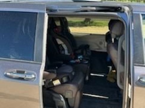 Used 2023 Toyota Sienna Platinum AWD/4WD image 6