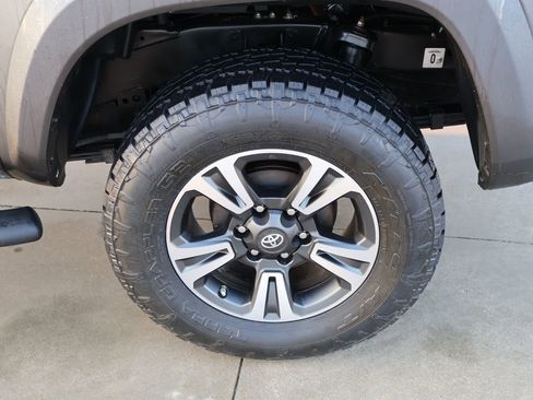 Used 2019 Toyota Tacoma TRD Sport w/ Technology Package image 12