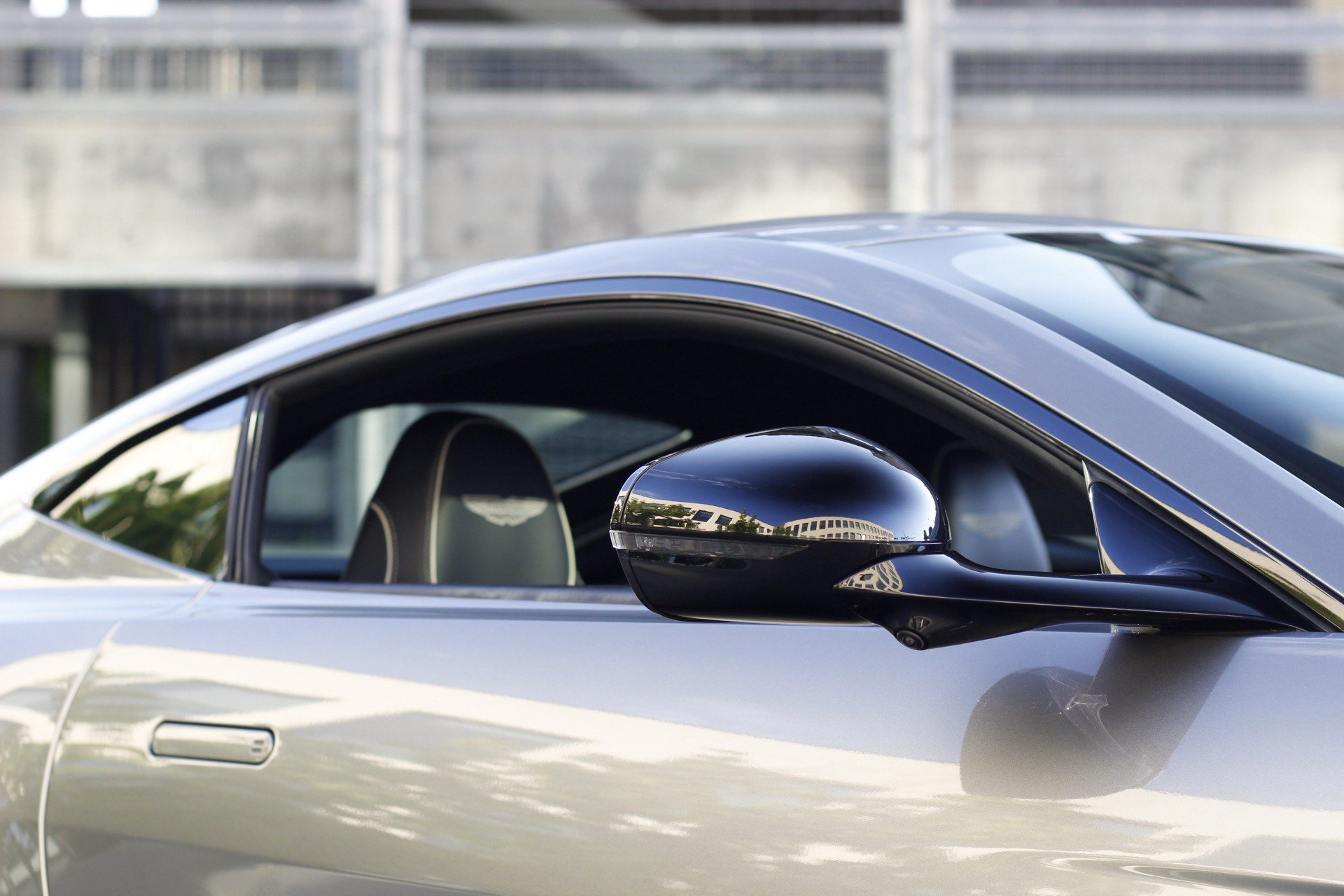Used 2025 Aston Martin V8 Vantage Coupe RWD image 18