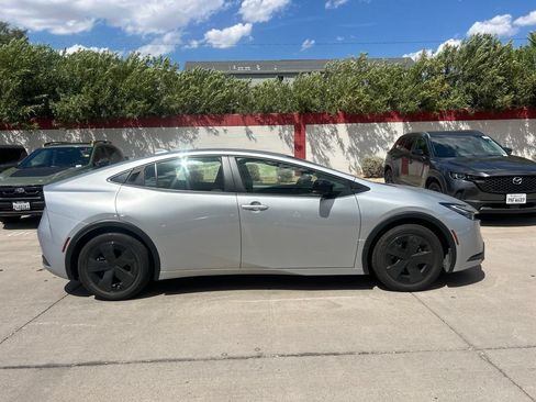 Used 2025 Toyota Prius LE FWD image 3