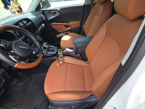 Used 2024 Kia Soul EX w/ Option Group 015 FWD image 3