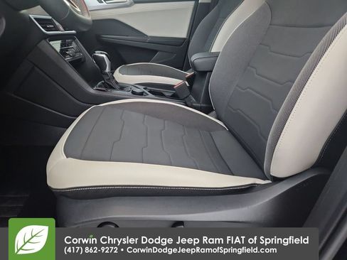 Used 2025 Volkswagen Taos SE AWD/4WD image 19