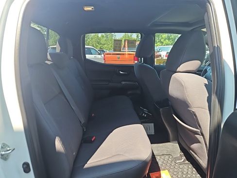 Used 2017 Toyota Tacoma SR5 AWD/4WD image 5