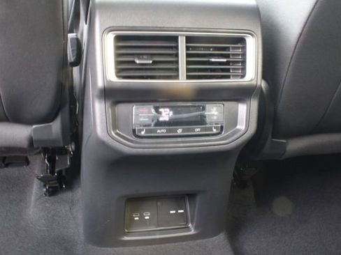 Used 2025 Volkswagen Atlas SEL Premium R-Line image 32