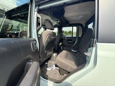 Used 2023 Jeep Gladiator Mojave AWD/4WD image 5