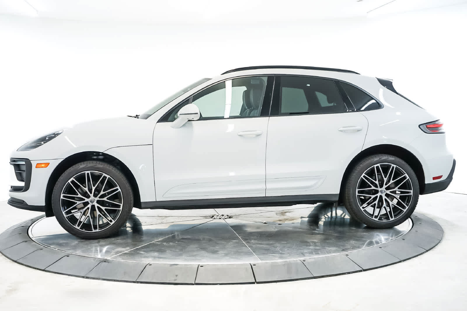 Certified 2026 Porsche Macan AWD/4WD image 2