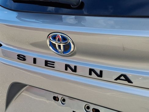 Used 2021 Toyota Sienna LE AWD/4WD image 30