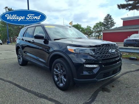 Used 2024 Ford Explorer XLT w/ Equipment Group 202A AWD/4WD image 4