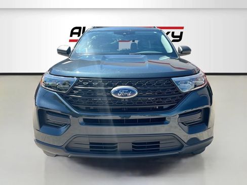 Used 2024 Ford Explorer XLT AWD/4WD image 2