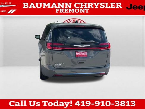 Used 2025 Chrysler Pacifica Select FWD image 5